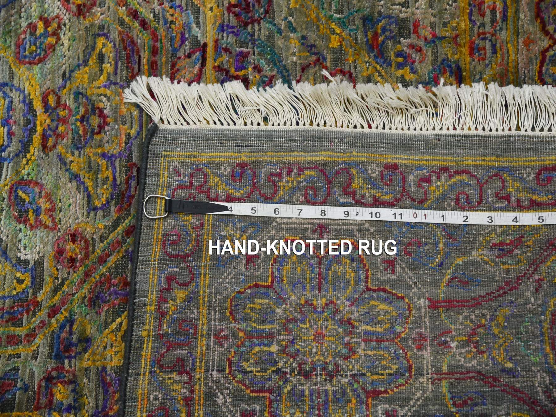 Traditional Rugs LUV677106